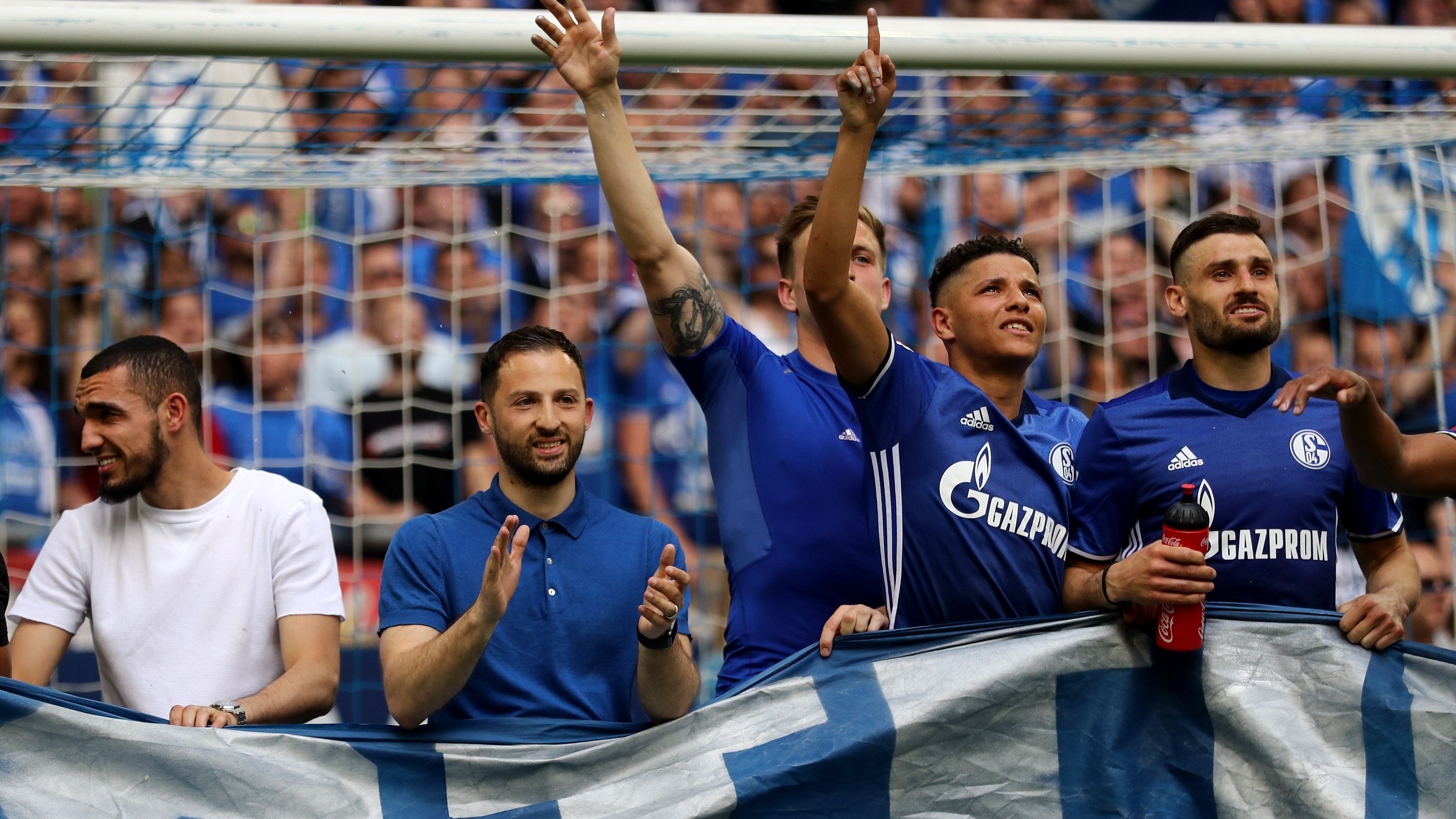 <strong>FC Schalke 04 als Vizemeister</strong><br>Während in Hamburg der Abstieg betrauert wurde, war in Gelsenkirchen zeitgleich am 12. Mai 2018 richtige Partystimmung angesagt. Der junge Coach Domenico Tedesco führte S04 sensationell zum Vizemeister-Titel in der Bundesliga. Von solch glorreichen Zeiten träumen die Fans der "Königsblauen" heute nur noch. Mittlerweile ist der Traditionsklub im Mittelmaß der 2. Bundesliga versunken.
