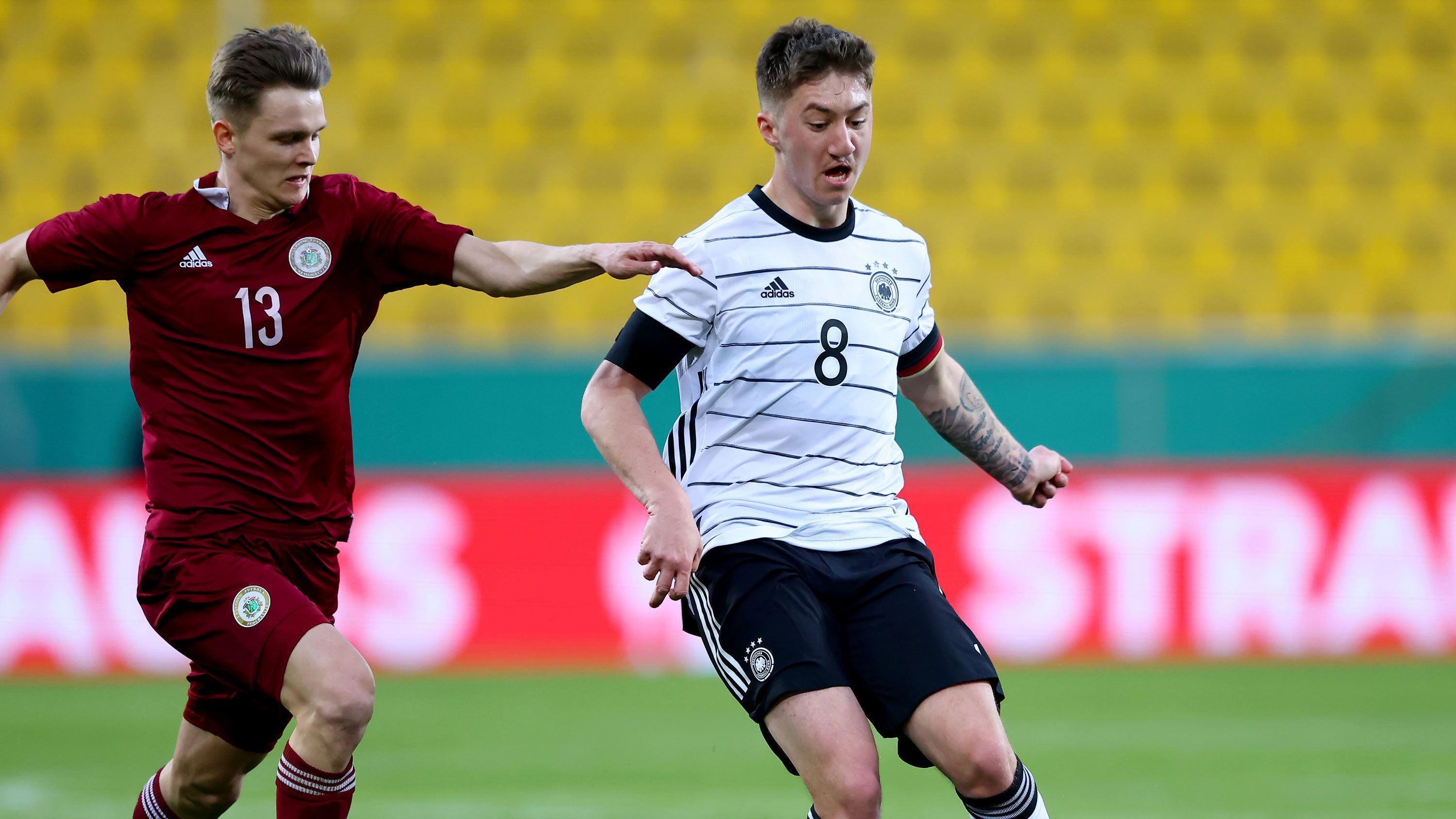 
                <strong>Angelo Stiller</strong><br>
                Hatte in den Tagen vor dem U21-EM-Qualifikationspiel gegen Lettland mit einem stark geschwollenen Fuß zu kämpfen, kam erst zwei Tage vor der Partie wieder in seine Kickschuhe - nachdem er sie ein wenig aufgeschnitten und somit nachgeholfen hatte. In der Partie selbst war davon nichts mehr zu merken. Dreh- und Angelpunkt im deutschen Spiel, immer anspielbar, mit klugen Pässen in die Tiefe. Unverzichtbar für dieses Team. Richtig starke Vorstellung des Hoffenheimers. ran-Note: 2
              