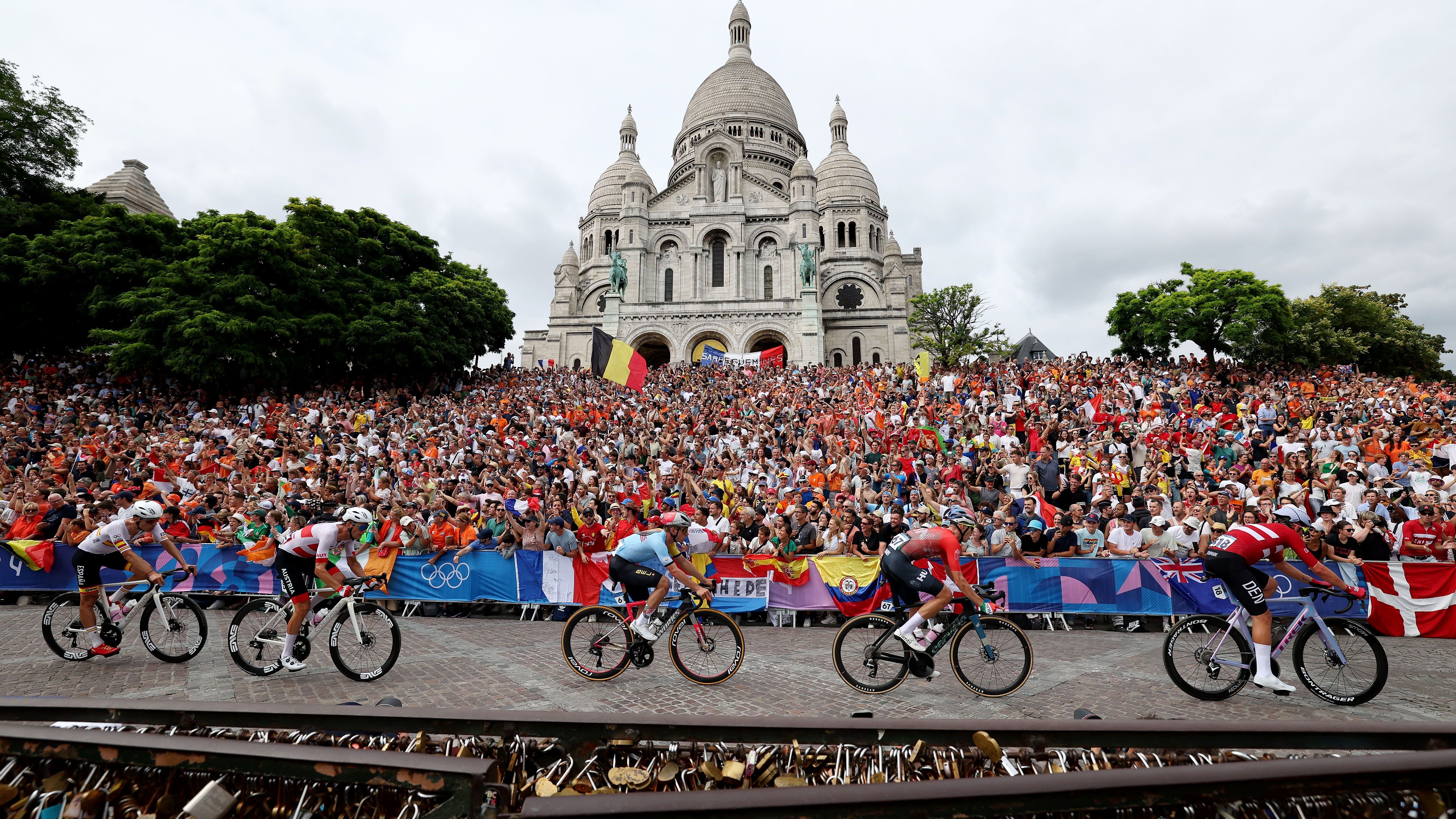 <strong>Olympia 2024: Die besten Bilder des achten Tages</strong><br>Was für eine Atmosphäre! Beim Straßenrennen ist nicht nur auf, sondern auch neben der Strecke unglaublich viel geboten.