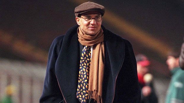 
                <strong>Felix Magath anno 1996</strong><br>
                Adrett gekleidet trat Magath 1995 den Trainerposten beim HSV an. Nach zwei Jahren war Schluss und Magath zog weiter.
              
