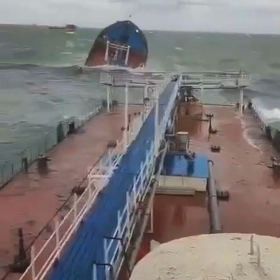 Russische Öltanker vor der Krim in Seenot