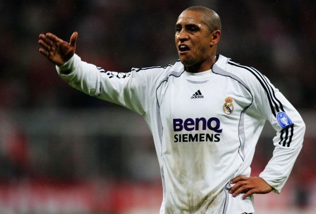 
                <strong>Verteidigung: Roberto Carlos</strong><br>
                Freistoßexperte Roberto Carlos hatte sich in seiner Top 11 selbst aufgestellt, jetzt findet er auch einen Platz in Buffon Traumelf. "Ich musste einige Bälle von ihm halten, es ist schwer zu erklären, wie hart er schießen kann. Aus der Defensive heraus ist er sehr gefährlich."
              