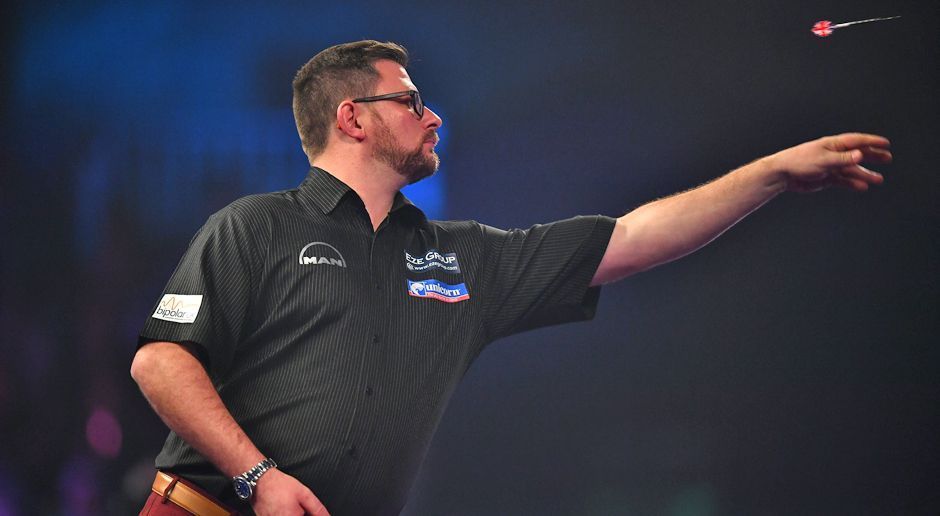 
                <strong>James Wade</strong><br>
                James "The Machine" Wade. Der 34-Jährige zählt noch zu den "jungen" Stars des Darts-Sports und schaffte es bereits dreimal (2009, 2012 und 2013) ins WM-Halbfinale. Einen großen Titel hat sich der Engländer aber noch nicht gesichert.
              