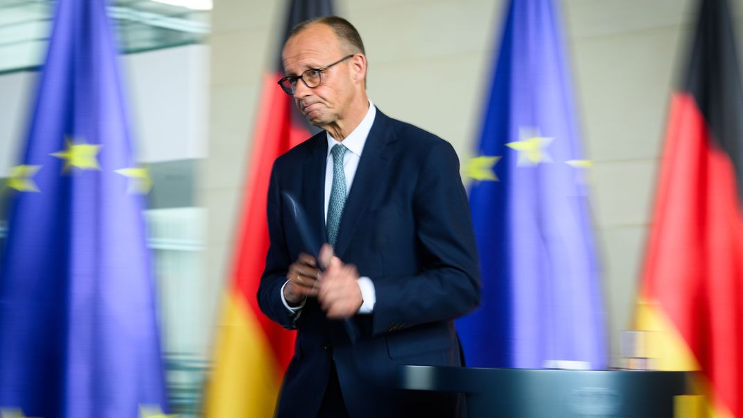 Berlin: Bundeskanzler Friedrich Merz (CDU) verlässt eine Pressekonferenz nach der Sitzung des Sicherheitskabinetts zu den Konflikten im Nahen Osten im Bundeskanzleramt. 