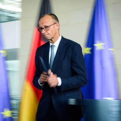 Berlin: Bundeskanzler Friedrich Merz (CDU) verlässt eine Pressekonferenz nach der Sitzung des Sicherheitskabinetts zu den Konflikten im Nahen Osten im Bundeskanzleramt. 