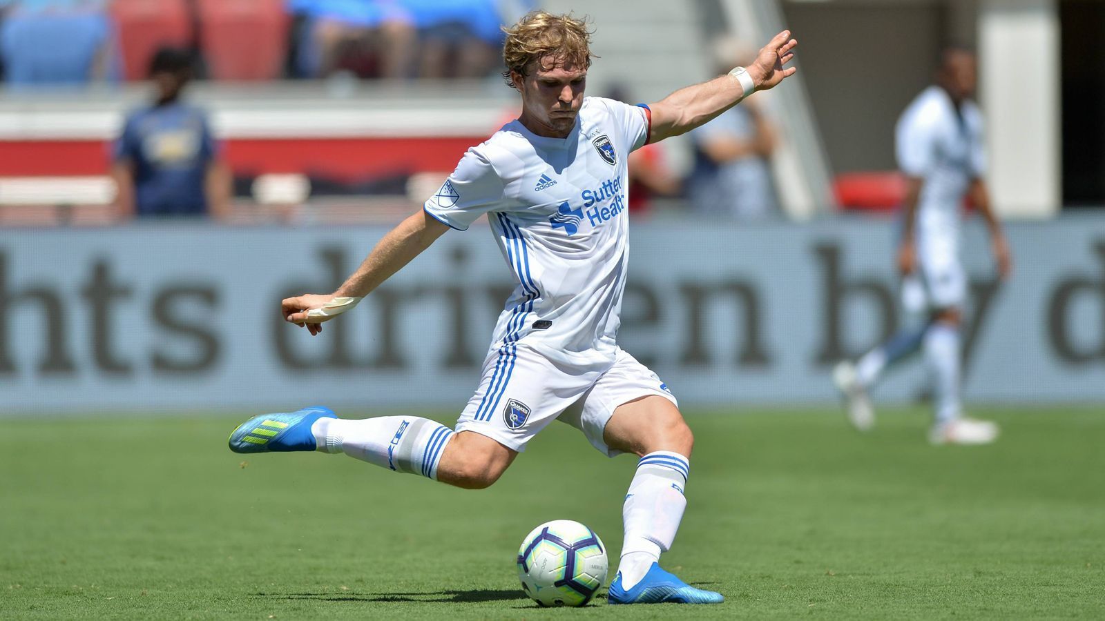 
                <strong>Florian Jungwirth (San Jose Earthquakes)</strong><br>
                Die Bundesliga-Hinrunde 2017/18 spielte er noch in Darmstadt, ehe er das Angebot aus Kalifornien nicht ablehnen konnte und zu den San Jose Earthquakes wechselte - nicht ganz ohne ein bisschen Zoff mit den Lilien. Bei den Earthquakes ist er als Leistungsträger gesetzt, lief zwischenzeitlich auch als Kapitän auf.
              