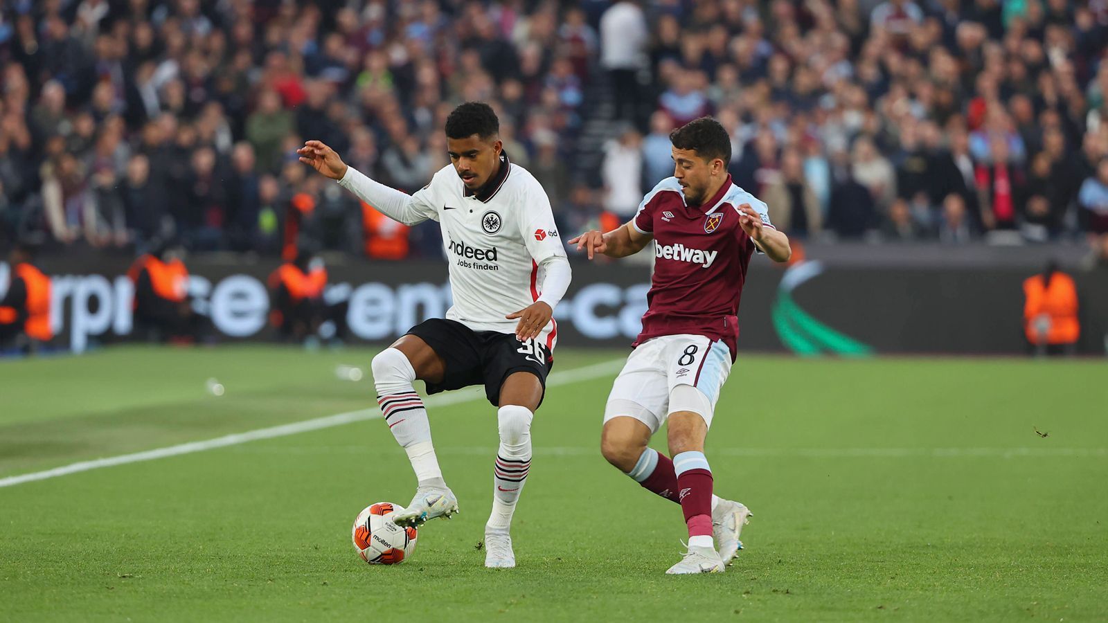 
                <strong>Finale voraus: Die Eintracht-Stars knacken West Ham</strong><br>
                Eintracht Frankfurt hat das Europa-League-Finale fest im Blick. Die Hessen eroberten London mit einem 2:1-Sieg im Halbfinal-Hinspiel bei West Ham United. Wir haben die Eintracht benotet.
              