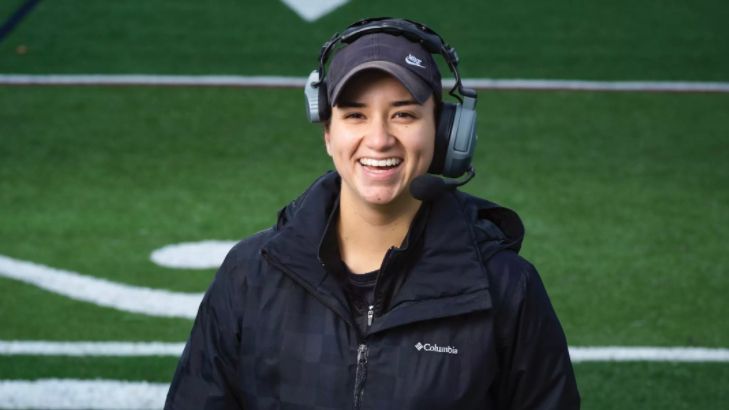 
                <strong>Sophia Lewin und Andrea Gosper (Buffalo Bills) </strong><br>
                Wie die NFL-Verantwortliche Samantha Rapoport bekanntgab, haben die Buffalo Bills zwei Frauen in den Coaching Staff befördert. Während Sophia Lewin (Foto) als Offensive Assistant eingestellt wird, wird Andrea Gosper zukünftig als Player Personnel Coordinator eng mit dem Team zusammenarbeiten. Als Training Camp Assistant sowie Scouting-Praktikantin haben beide bereits in der Vergangenheit für die Franchise gearbeitet. Zudem wurden mit Mechelle Geeter (Scouting) und Nikki Donoff (Operations) zwei weitere Frauen als Praktikantinnen verpflichtet. Alle vier Damen waren Teil des "Women's Careers in Football Forum", das sich für die Förderung von weiblichen Vertreterinnen in der Football-Welt einsetzt. ran zeigt neben Lewin und Co. weitere Frauen, die sich in der NFL einen Namen gemacht haben. 
              