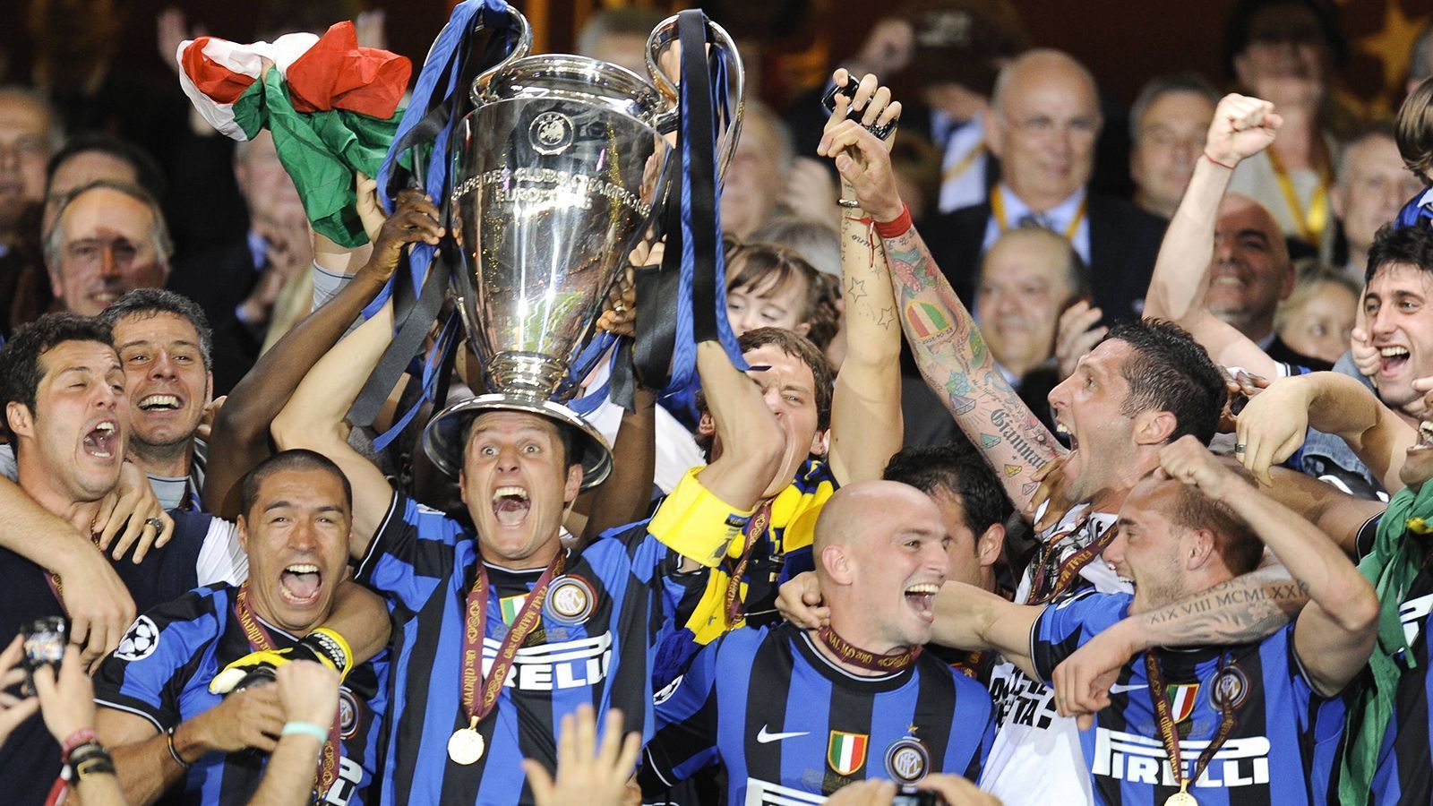 
                <strong>Inter Mailand (2009/10)</strong><br>
                ... ebenfalls das Triple holen. Und schon wieder sind es die Bayern, die im Finale unterliegen und Inter damit zum größten Triumph der Vereinsgeschichte verhelfen. In der darauffolgenden Saison scheitern die Nerazzurri nach dem Achtelfinal-Sieg gegen Bayern im Viertelfinale an Schalke 04. Das Hinspiel im Giuseppe-Meazza-Stadion verliert Inter mit 2:5, das Rückspiel mit 1:2 und verabschiedet sich aus der Königsklasse. Ausgerechnet Stadtrivale AC verdrängt Inter in der Liga von der Tabellenspitze und wird Meister. Grund für diesen Einsturz ist sicherlich auch der Abgang von Trainer Jose Mourinho, der nach dem Triple-Sieg zu Real Madrid wechselt.
              