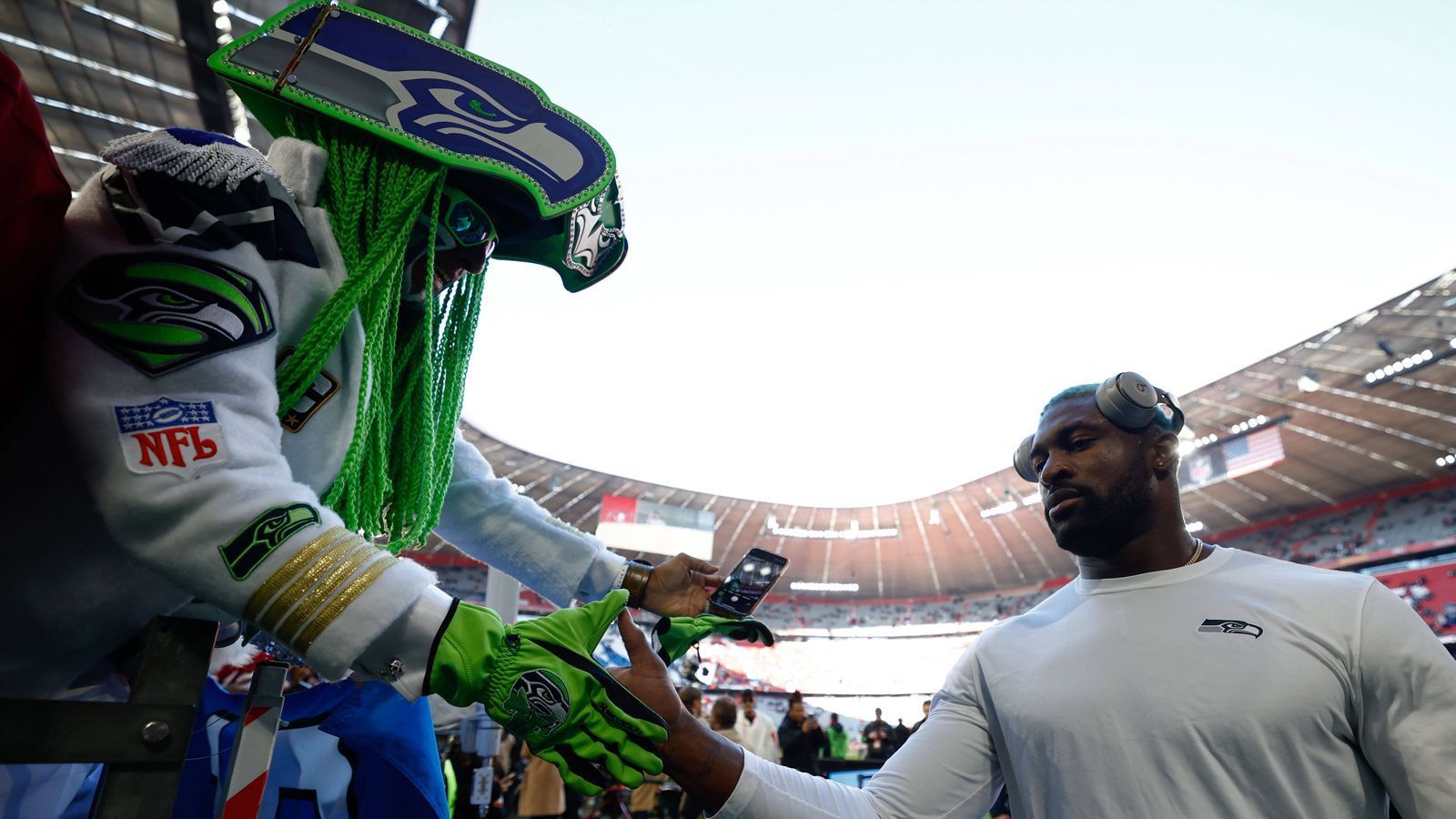 
                <strong>Tampa Bay Buccaneers vs. Seattle Seahawks: Verrückte Fans beim Munich Game</strong><br>
                Und wer besonders einfallsreich ist, dem ist auch der Respekt der Spieler sicher.
              