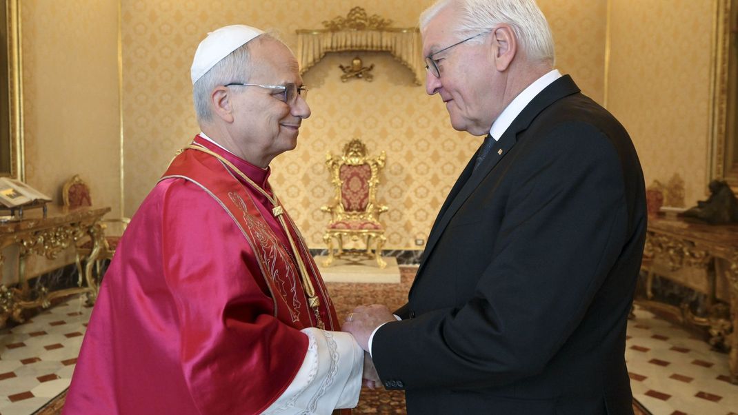 Bundespräsident Frank-Walter Steinmeier (rechts) bei seiner ersten Audienz bei Papst Leo XIV. im Vatikan.