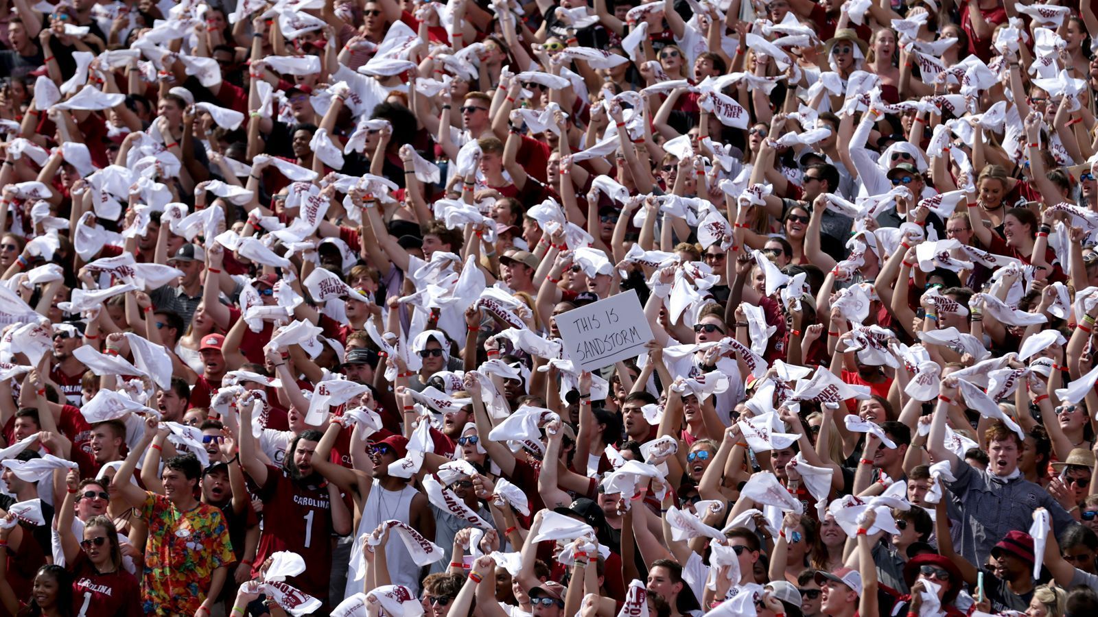 
                <strong>Der beste "Stadioneinlauf im College Football"</strong><br>
                Vorsicht Gänsehautgefahr: Den Gamecocks wird der beste Stadioneinlauf im College-Football nachgesagt. Zu den Klängen von "2001: A Space Odyssey" läuft das Spiel aus dem Locker Room. Die Idee dazu kam einem früheren Spieler, der einst Elvis Presley genau zu diesem Song die Bühne betreten sah. Head Coach Joe Morrison begründete dann im ersten Spiel der Saison 1983 diese Tradition.
              