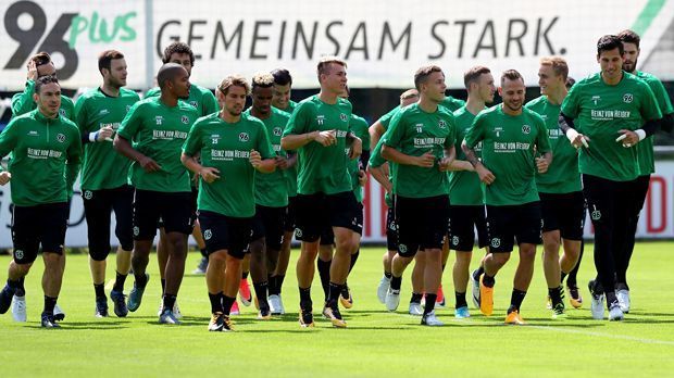 
                <strong>Hannover 96</strong><br>
                Die Niedersachsen von Hannover 96 waren quasi die Frühstarter in die Saison 2017/18. Coach Andre Breitenreiter bat sein Team bereits am 26. Juni zum ersten Training - früher als jeder andere Bundesliga-Coach. 
              