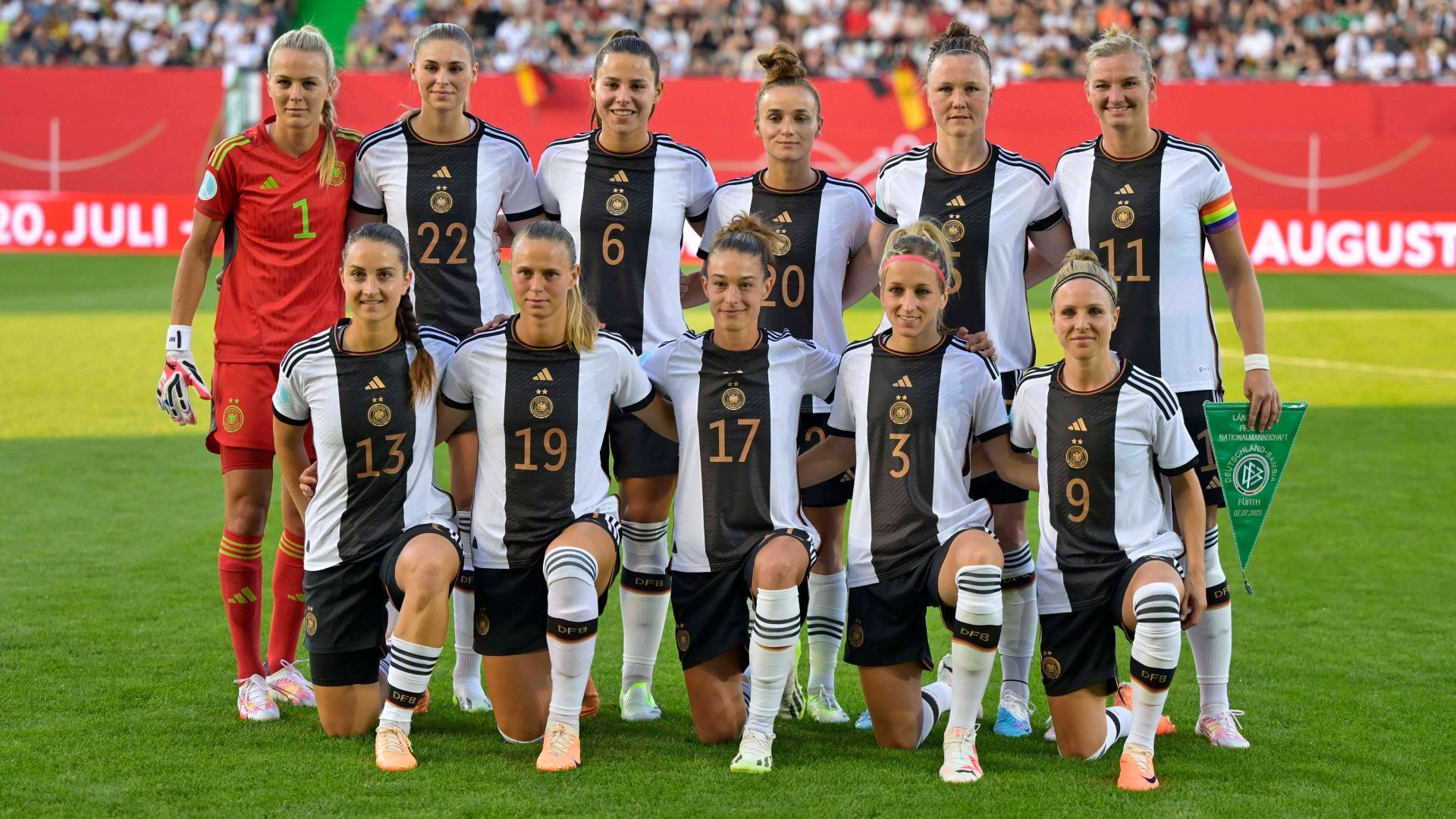 
                <strong>Das deutsche Aufgebot für die Frauen-WM 2023</strong><br>
                Das finale Aufgebot des deutschen Teams bei der Frauen-WM 2023 in Australien und Neuseeland steht fest. Nach der 2:3-Niederlage im letzten Test gegen Sambia und dem verletzungsbedingten Ausfall von Carolin Simon, die sich das Kreuzband riss, reist das DFB-Team nicht ohne Sorgen zur WM-Endrunde. Dennoch wollen Bundestrainerin Martina Voss-Tecklenburg und Co. den Titel holen. ran stellt die 23 Spielerinnen vor, die es in den finalen Kader geschafft haben. (Statistiken: Stand 8. Juli)
              