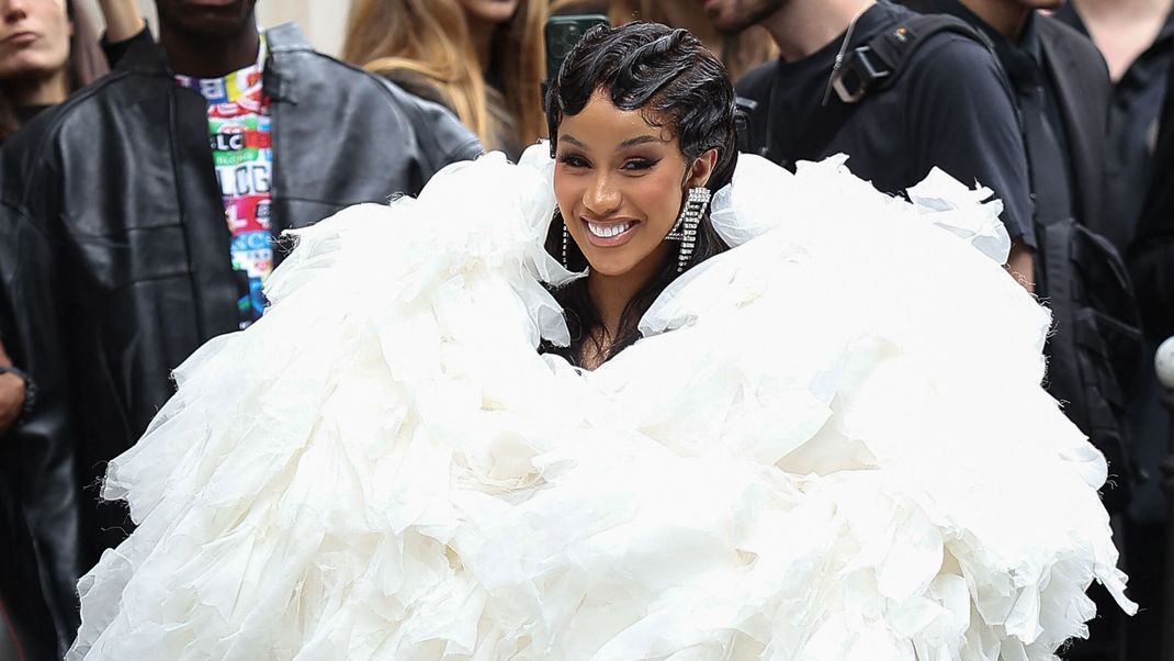 Cardi B. lief ihre erste Fashion-Show für Balenciaga. Dass sie ein Fan der Marke ist, bewies sie über die Jahre in verschiedenen Outfits. Doch das kommt nicht bei allen gut an ...