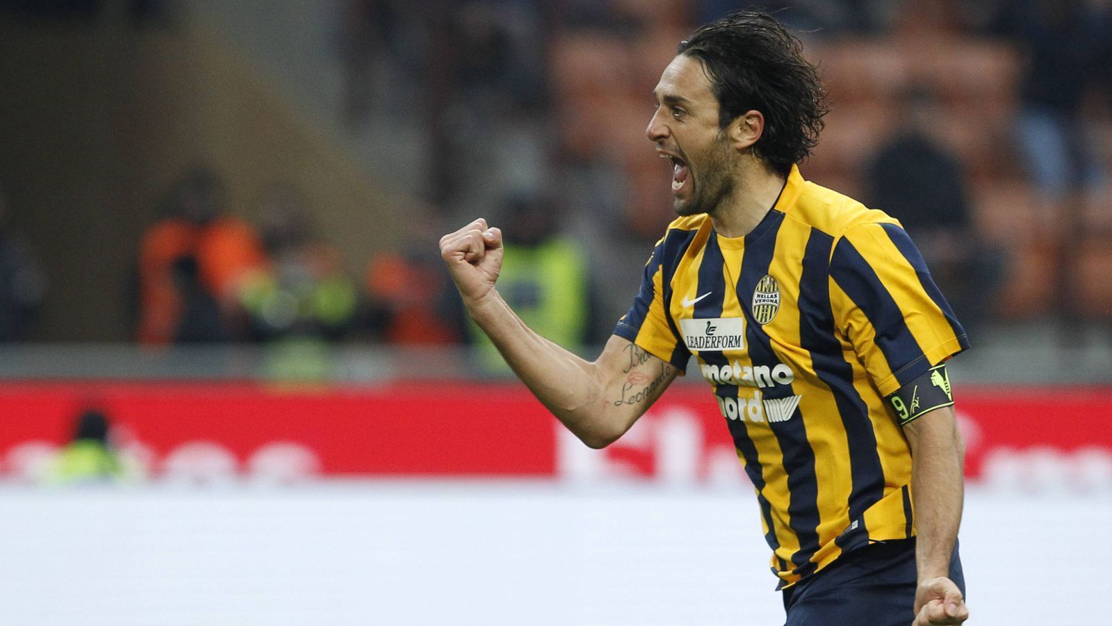 
                <strong>Platz 7: Luca Toni</strong><br>
                Verein: Hellas VeronaAlter: 38 Jahre, 11 Monate und 12 Tage
              