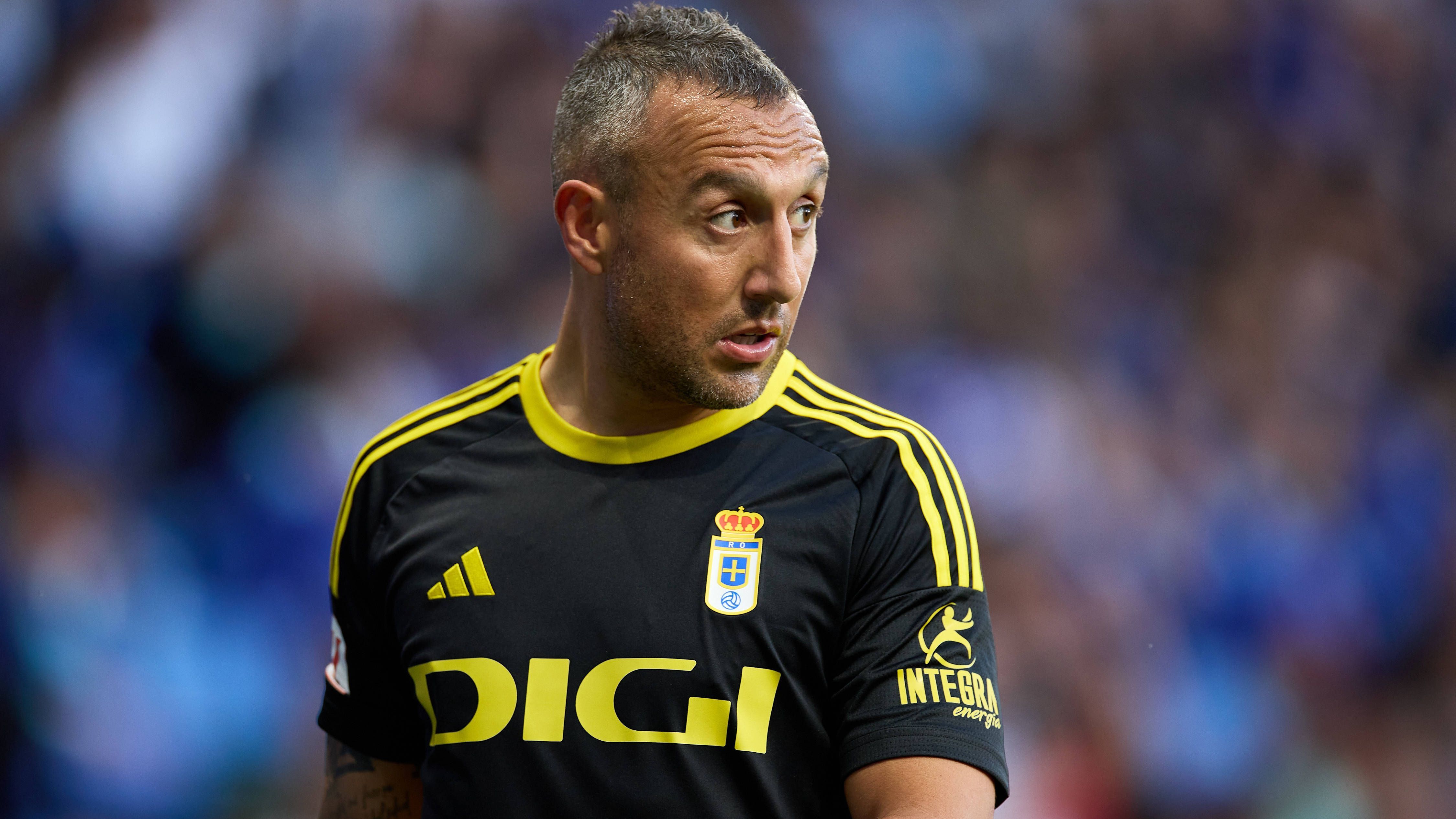 <strong>Santi Cazorla (Real Oviedo)</strong><br>Alter: 40 Jahre<br>Position: Zentraler Mittelfeldspieler<br>Frühere Klubs: Al-Sadd, FC Villarreal, FC Arsenal, FC Malaga, Recreativo Huelva