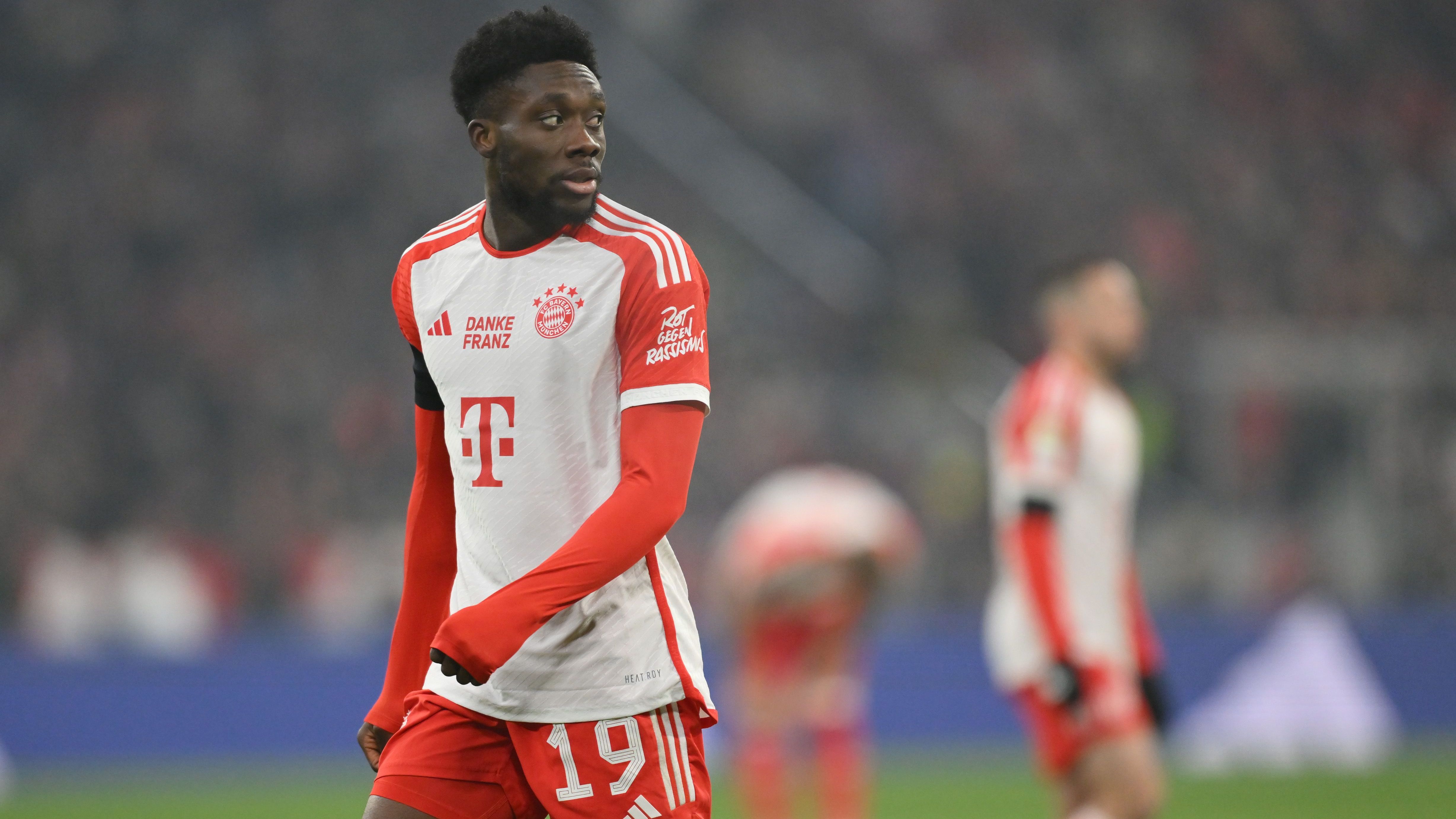 <strong>Alphonso Davies - STREICHKANDIDAT</strong><br>Dicke Luft! Während sich Davies erst im Sommer über sein Zukunft entscheiden will, stellten die Münchner ihm ein Ultimatum: Entscheidung binnen zwei Wochen. Davies fühlt sich unter Druck gesetzt. Da die Leistungen des Linksverteidigers seit Monaten stagnieren, was kaum zu seinen stolzen Gehaltsforderungen passt, dürfte ein Abschied im Sommer für alle die beste Alternative sein.&nbsp;