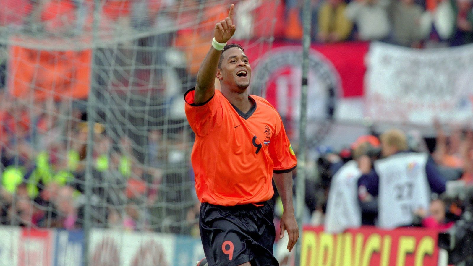 
                <strong>EM 2000: Patrick Kluivert (Niederlande)</strong><br>
                &#x2022; Treffer bei der EM-Endrunde: 5 -<br>&#x2022; Endplatzierung der Niederlande: Aus im Halbfinale -<br>&#x2022; Weitere Spieler mit fünf Turniertreffern: Savo Milosevic (Jugoslawien)<br>
              