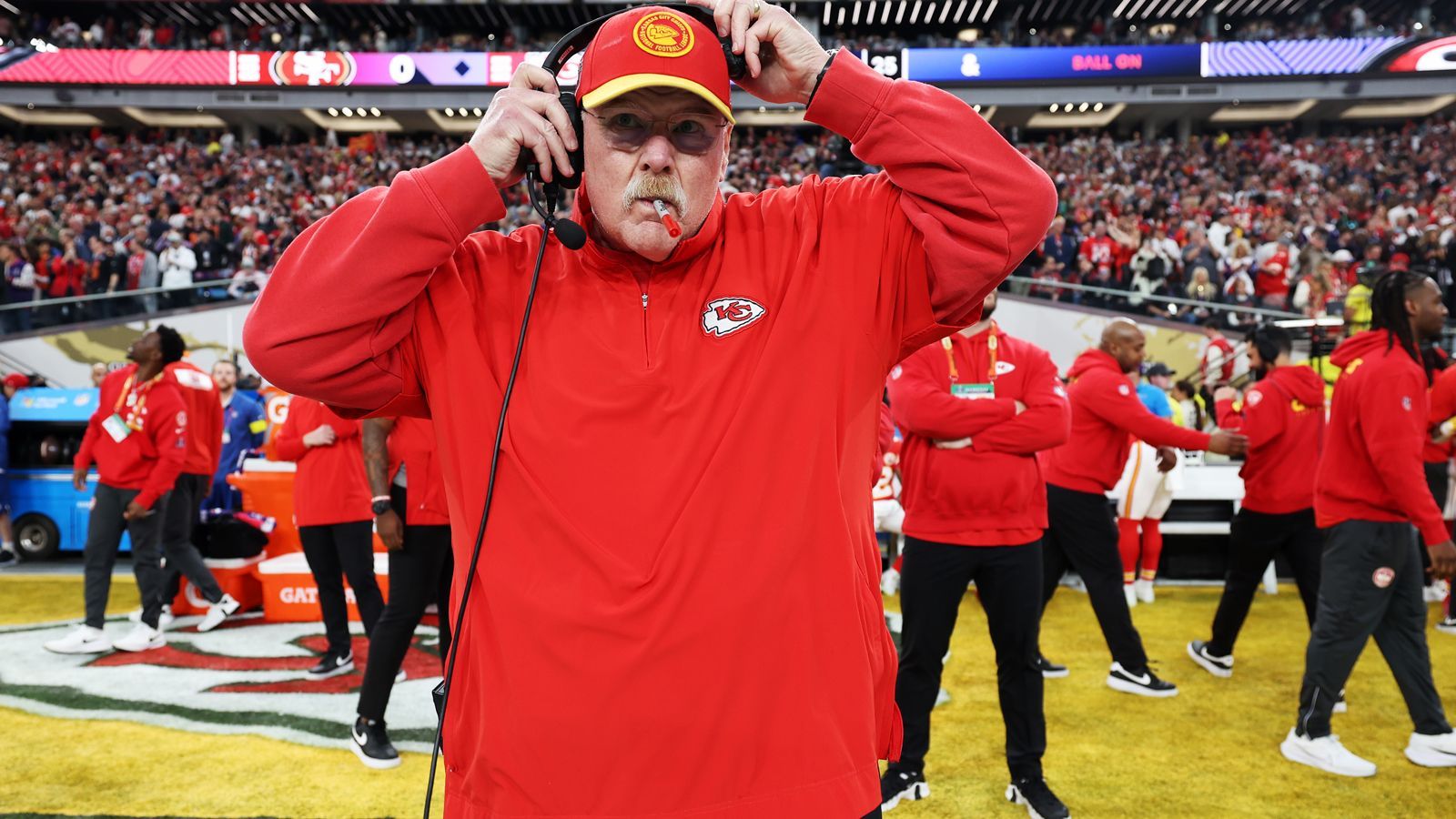 <strong>Kansas City Chiefs (2019-heute)</strong><br>Mit Andy Reid, Travis Kelce, Chris Jones und Patrick Mahomes haben sie jetzt schon legendäre Spieler in ihren Reihen. Sie haben drei Super Bowls innerhalb von fünf Jahren gewonnen und sind seit sechs Jahren immer im Spiel um die Conference dabei. Die Zukunft wird zeigen, wie lange diese Ära noch anhält. Aber es ist spätestens jetzt schon eine Dynastie und die Zutaten für weitere Großtaten sind da.