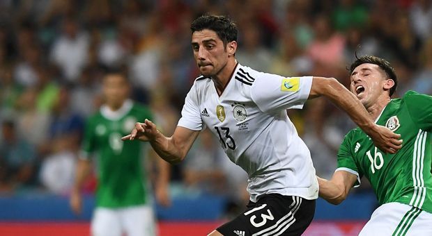 
                <strong>Lars Stindl</strong><br>
                Erster Verteidiger der DFB-Elf: Läuft das Aufbauspiel der Mexikaner sehr emsig an, holt sich so gerade in der Anfangsphase den ein oder anderen Ball. Hat die Mannschaft den Ball, ist Stindl dagegen nicht so auffällig wie beispielsweise noch gegen Australien. ran-Note: 3
              