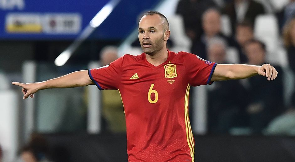 
                <strong>Andres Iniesta</strong><br>
                Andres Iniesta: Der spanische Wirbelwind ist auch mit seinen 32 Jahren immer noch eine der wichtigsten Personen im Mittelfeld der Seleccion. Die Barca-Legende hat bei den Katalanen noch einen laufenden Vertrag bis 2018. Gut möglich, dass Iniesta danach die Fußball-Schuhe an den Nagel hängt - oder zumindest seinen Rücktritt aus der Nationalmannschaft erklärt. 
              