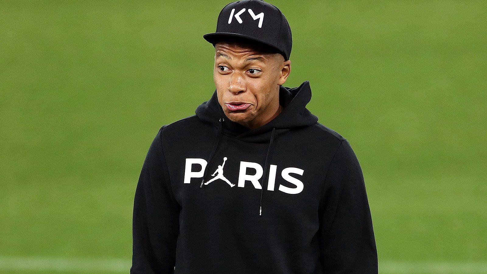 
                <strong>Rechter Flügelstürmer: Kylian Mbappe</strong><br>
                Verein: Paris St. GermainNationalität: französischAlter: 20 Jahre
              