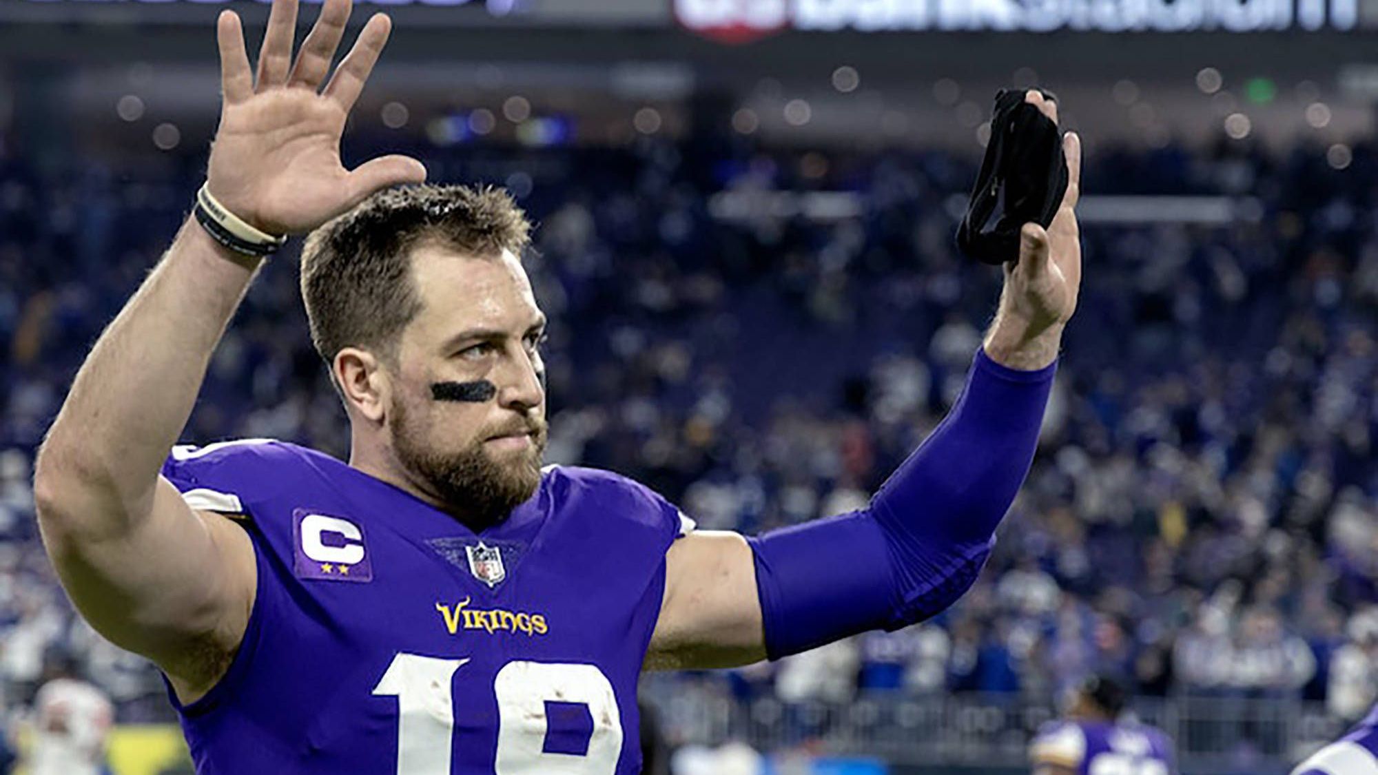 <strong>Adam Thielen (Carolina Panthers)</strong><br>Laut Schefter besteht die Möglichkeit, dass Thielen schon in Week 1 der Regular Season bei den Chicago Bears zum Einsatz kommt. Thielen, der am heutigen Freitag 35 Jahre alt wird, spielte bereits von 2013 bis 2022 bei den Vikings, ehe er vor zwei Jahren zu den Panthers wechselte. In seiner Karriere kommt er bislang auf 64 Touchdowns und zwei Pro-Bowl-Nominierungen.