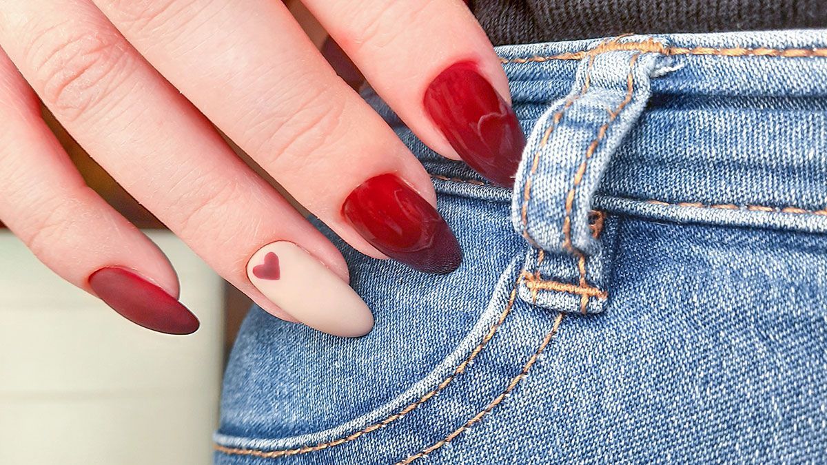 Wir lieben sie: Kleine Herzchen auf den Nagelspitzen. Wie gefällt euch der Nail Polish Trend "Love Nails"?