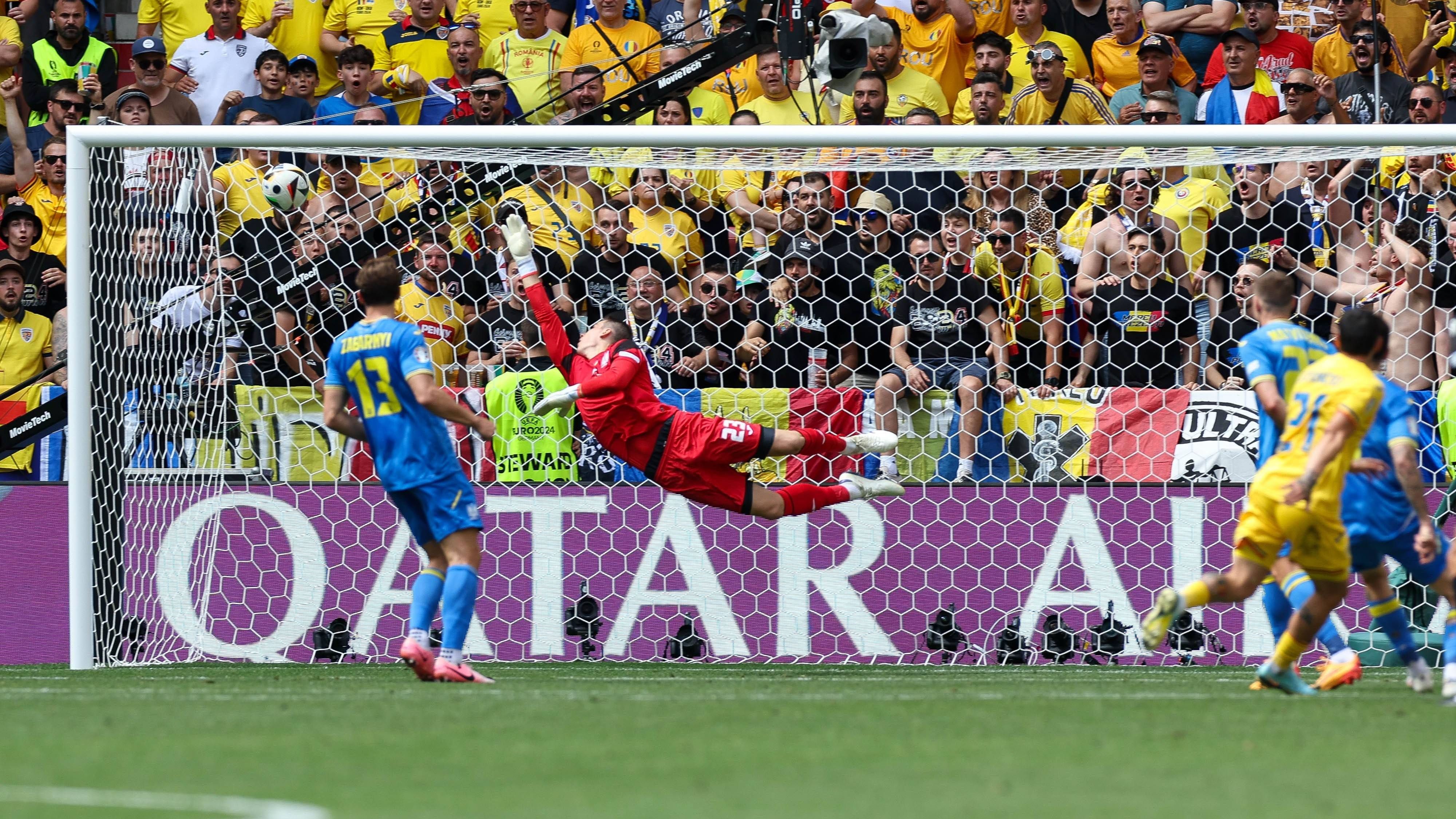 <strong>Kracher-Tor zur 1:0-Führung</strong><br>Nach 29 Minuten dann das erste große Highlight: Nicolae Stanciu schlenzt den Ball aus großer Distanz in den linken Knick. Torwart Andrij Lunin sieht zuvor nicht gut aus, verliert den Ball leichtfertig im Spielaufbau. Doch das war ein echtes Traumtor!