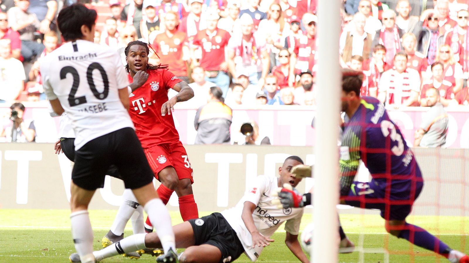 
                <strong>Sanches legt nach</strong><br>
                Und die Bayern legen schnell nach! Ausgerechnet Sorgenkind Renato Sanches trifft mit einem Schuss aus spitzem Winkel. Trapp sieht nicht wirklich gut aus. Der Titel ist den Bayern zu diesem Zeitpunkt kaum mehr zu nehmen.
              