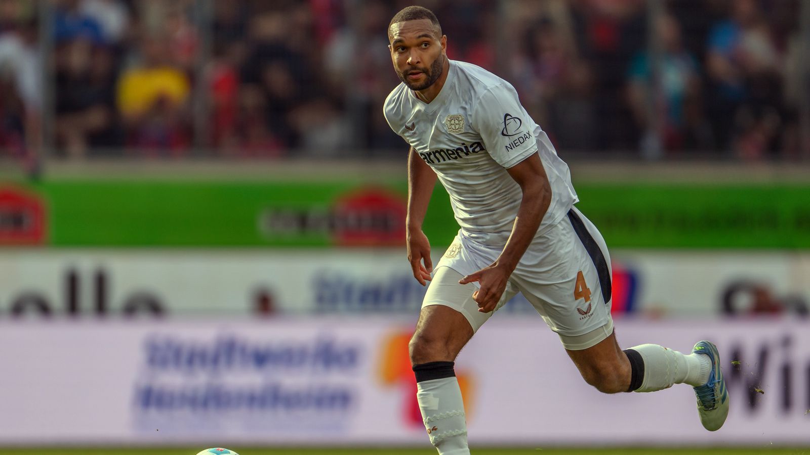 <strong>Jonathan Tah (Bayer Leverkusen)</strong><br>Laut "Sky Sports" prüft Manchester United wohl eine Verpflichtung von Bayer Leverkusens Abwehrstar Jonathan Tah. Der 28-Jährige hat bereits seinen Abschied von den Rheinländern zum Saisonende angekündigt. Am 30. Juni läuft der Vertrag des Nationalspielers aus, entsprechend kann Tah ablösefrei wechseln. Zuletzt wurden auch der FC Bayern, Inter Mailand und der FC Barcelona mit einer möglichen Tah-Verpflichtung in Verbindung gebracht.