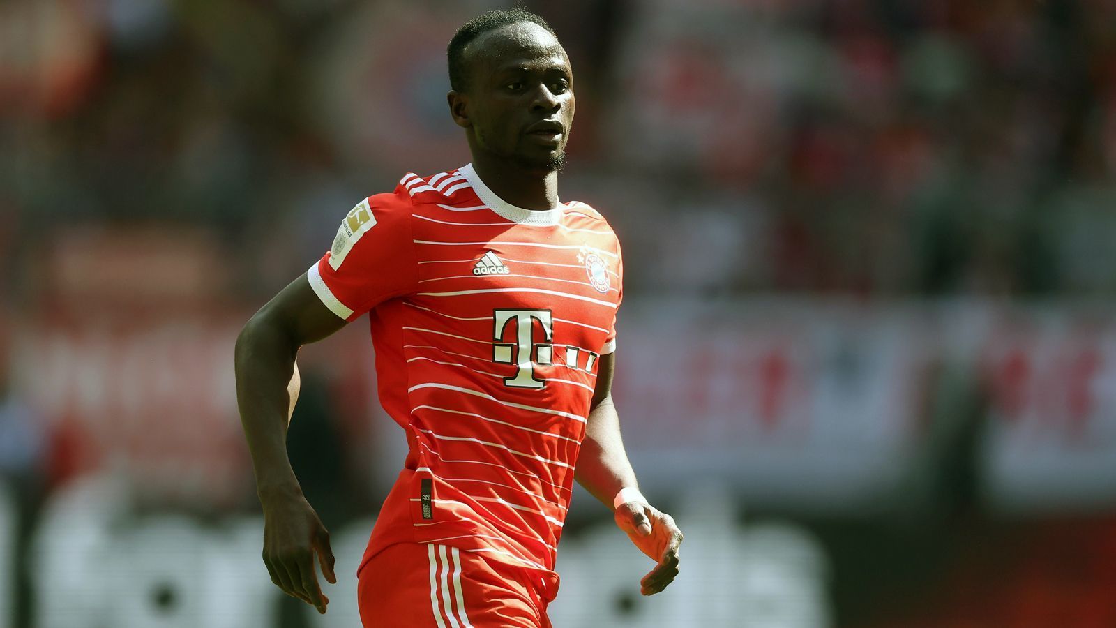 
                <strong>Sadio Mane</strong><br>
                Ein Grund, warum die Saison der Bayern trotz des Meistertitels als enttäuschend eingestuft werden muss, ist, dass mit Sadio Mane der Königstransfer des Sommers 2022 zum Flop wurde. Der Senegalese, den die Münchner vom FC Liverpool holten, legte zwar in München stark los, aber eine schwere Verletzung kostete den Star nicht nur die WM-Teilnahme. Von diesem Rückschlag erholte sich Mane nicht mehr und hatte in der Rückrunde nur noch einen Volltreffer - jenen ins Gesicht von Mitspieler Leroy Sane beim Kabinen-Streit der beiden. Gut möglich, dass die Bayern das Mane-Missverständnis schon im Sommer 2023 wieder beenden, englische Klubs sollen am Offensivspieler interessiert sein. ran-Note: 5
              