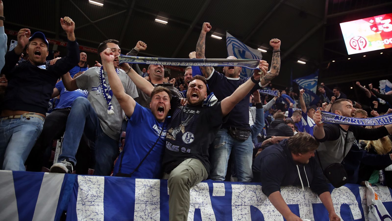 
                <strong>Platz 1 - FC Schalke 04</strong><br>
                &#x2022; Durchschnittliche Anzahl an Auswärtsfans: 7.182<br>&#x2022; Höchste Anzahl an Auswärtsfahrern: 15.000 (in Sinsheim)<br>&#x2022; Niedrigste Anzahl an Auswärtsfahrern: 2.600 (bei Union Berlin)<br>
              