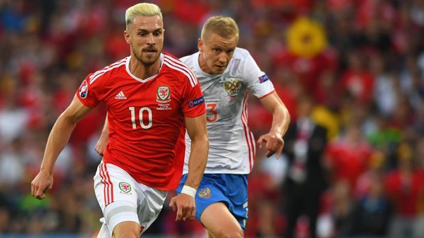 
                <strong>Aaron Ramsey (Wales)</strong><br>
                Platz 6 - Aaron Ramsey (Wales): Auch Arsenal-Star Aaron Ramsey (l.) schafft es in die Top Ten. In 42 von 83 Fällen blieb er Sieger (50,6 Prozent).
              