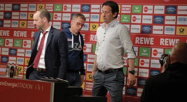 
                <strong>Roger Schmidt vs. Peter Stöger</strong><br>
                Roger Schmidt (Bild rechts) hat sich vor Tuchel schon mit Kölns damaligen Coach Peter Stöger gefetzt. "So könnte ich nicht Fußball spielen. Dann wäre ich kein Trainer. Köln hat ultradefensiv gespielt und nichts für das Spiel getan", sagte Schmidt einst vor dem Duell mit Stögers Kölnern. "Ich versuche Kollegen Respekt entgegenzubringen, weil ich weiß, dass es ein toller Job ist. Respekt gibt es halt auf dem Transfermarkt nicht zu kaufen", konterte Stöger. Bevor der Österreicher von Austria Wien nach Köln wechselte, war auch Schmidt ein Trainerkandidat beim FC, bekam von Red Bull Salzburg aber keine Freigabe. Inzwischen sind beide Trainer weitergezogen.
              