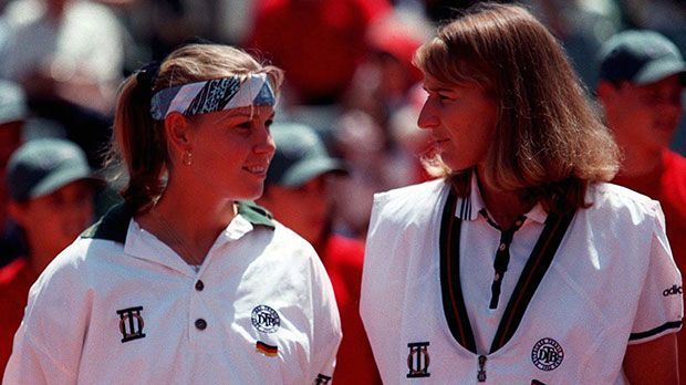 
                <strong>Anke Huber anno 1996</strong><br>
                Sie stand jedoch im Schatten von Steffi Graf (rechts). 1995 lieferten sich die beiden ein Fünf-Satz-Match im Masters-Finale. Huber verlor, die Partie wird dennoch als das beste Match ihrer Karriere bezeichnet. Nur im Fed-Cup waren sie Kolleginnen, den sie 1992 gemeinsam gewannen.
              