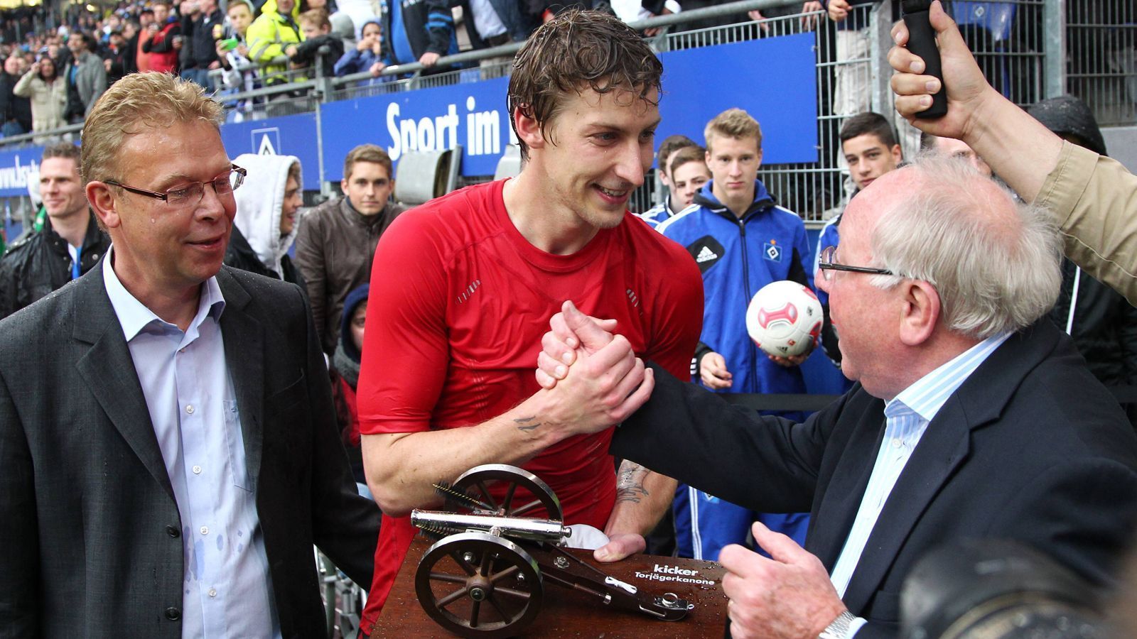 
                <strong>Saison 2012/13: Stefan Kießling (Bayer Leverkusen, 25 Tore)</strong><br>
                Kießling war 2006 aus Nürnberg nach Leverkusen gewechselt und entwickelte sich nach einigen Anlaufschwierigkeiten zu einem solidem Torjäger im Trikot der Werkself. Seine beste Saisonleistung lieferte der sechsmalige Nationalspieler in der Saison 2012/13 ab, als er Robert Lewandowski auf den zweiten Platz der Torschützenliste verwies und mit 25 Toren Ulf Kirstens Vereinsrekord für die meisten Bundesliga-Saisontore übertraf. In den folgenden Jahren verhinderten Verletzungen eine Wiederholung dieser Leistung, dennoch blieb Kießling ein zuverlässiger Torjäger. 
              