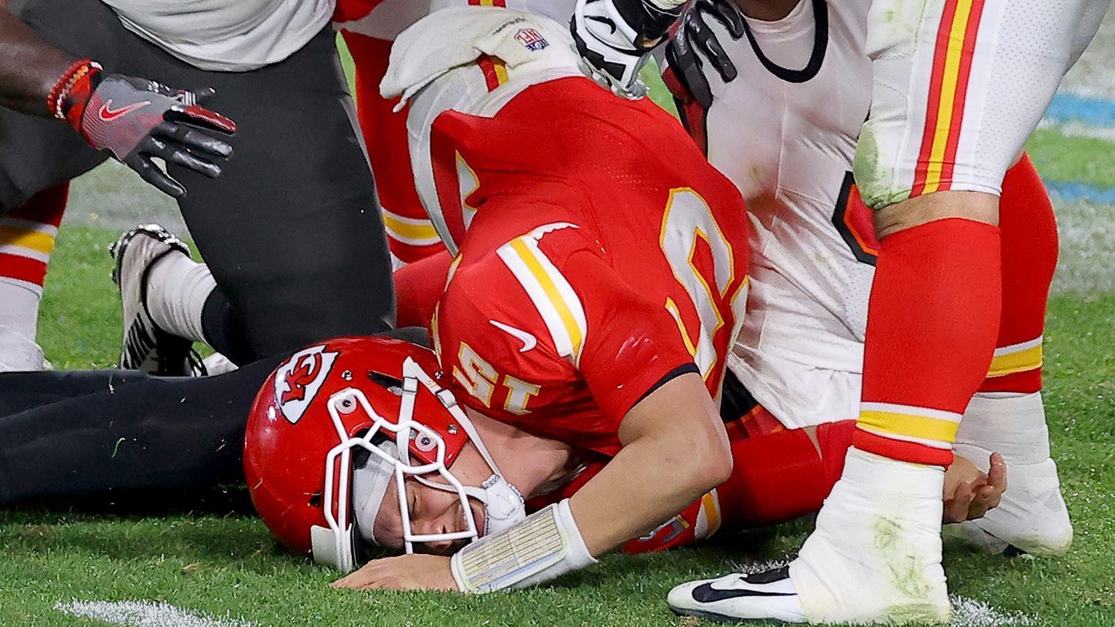 
                <strong>Fumble-Rate</strong><br>
                Ähnlich problematisch wie Interceptions sind eigentlich nur verlorene Fumbles. Hurts verliert im Schnitt 0,18 Mal pro Spiel einen Fumble. Mahomes sogar nur 0,13 Mal pro Spiel. Deswegen auch hier Vorteil Mahomes – 5:1 für Mahomes
              