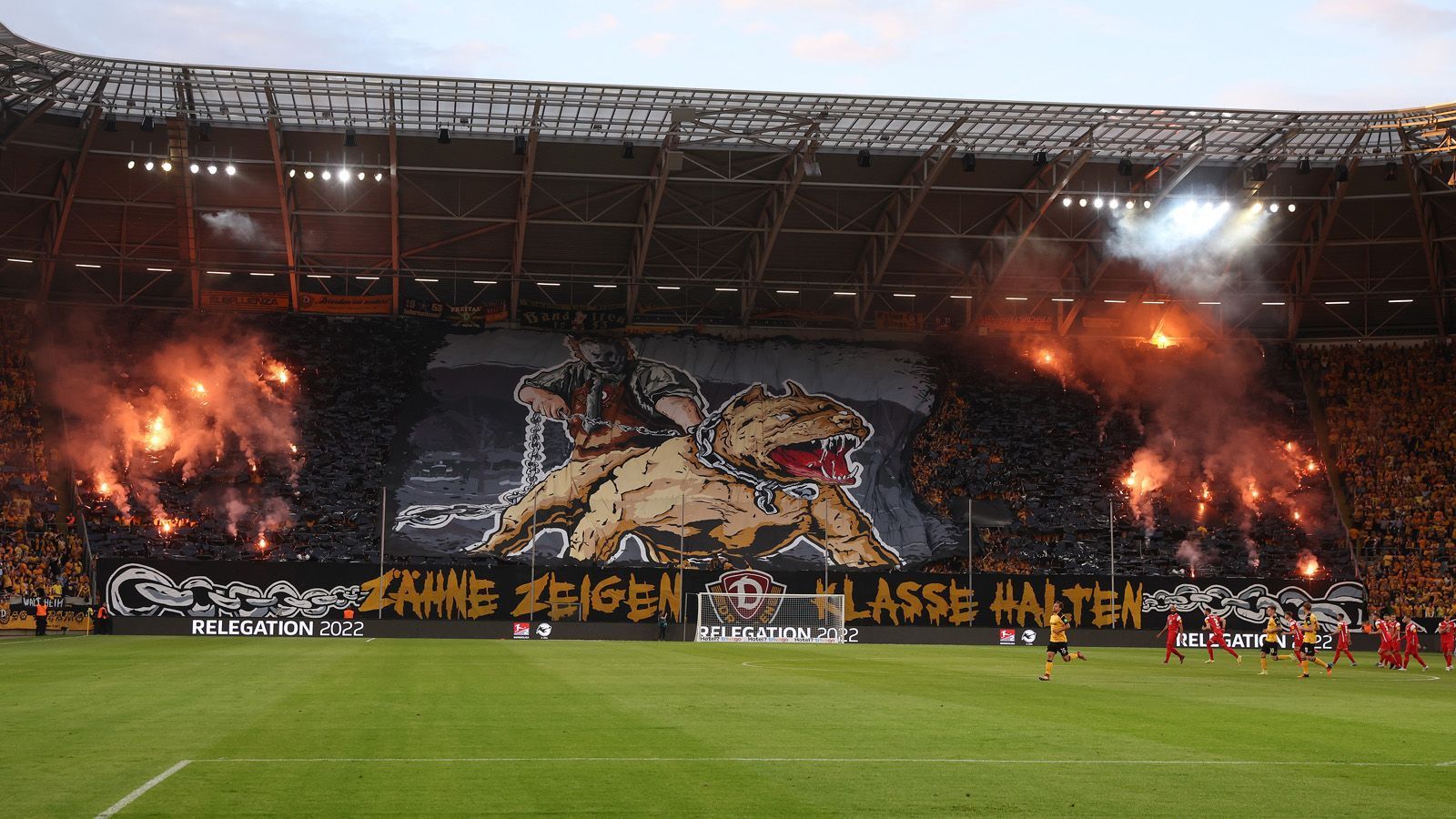 Dynamo-Dresden-Fans werfen Bengalos aufs Spielfeld und sorgen für  Spielunterbrechung