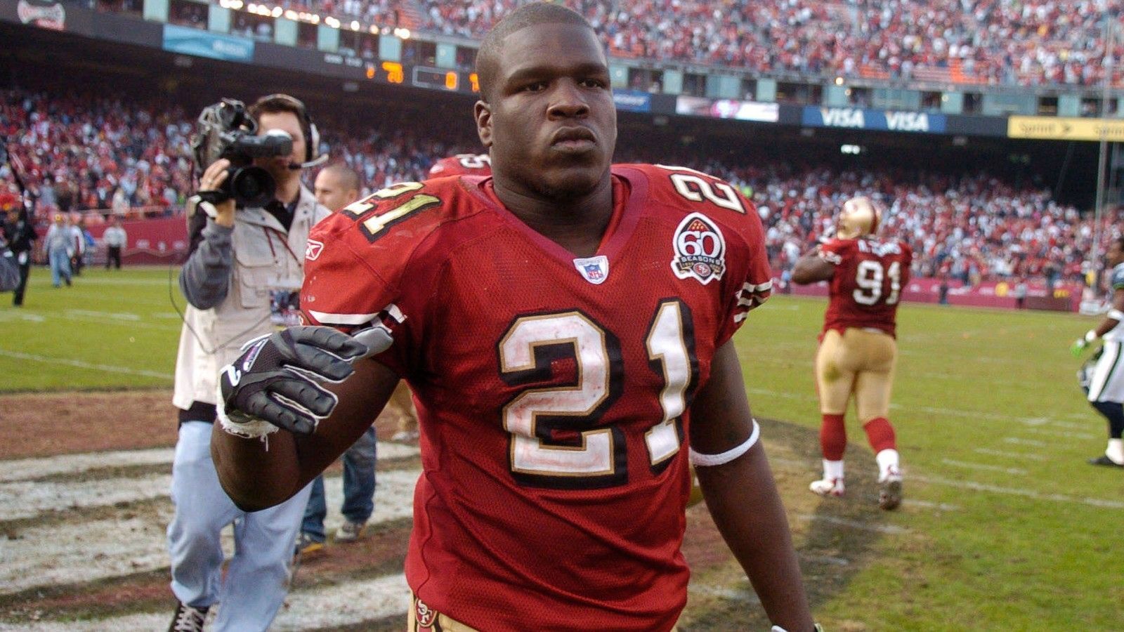 
                <strong>San Francisco 49ers: Frank Gore</strong><br>
                &#x2022; Rushing Yards: 1.695<br>&#x2022; Saison: 2006<br>Kein Running Back hat in der NFL-Geschichte mehr Spiele bestritten als Gore. Bei den All-Time-Rushing-Yards steht er an Position drei. Seine Rekordsaison für die Niners gelang ihm aber bereits in seinem zweiten Jahr.
              