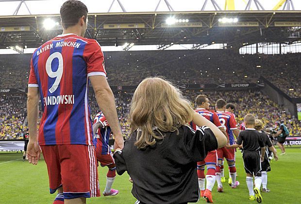 
                <strong>Der Einlauf</strong><br>
                Ein noch ungewohntes Bild: Robert Lewandowski läuft mit dem rot-blauen Trikot des FC Bayern München in den Signal Iduna Park ein. Für sein erstes Spiel gegen seinen alten Arbeitgeber Borussia Dortmund hat sich der Pole einiges vorgenommen.
              