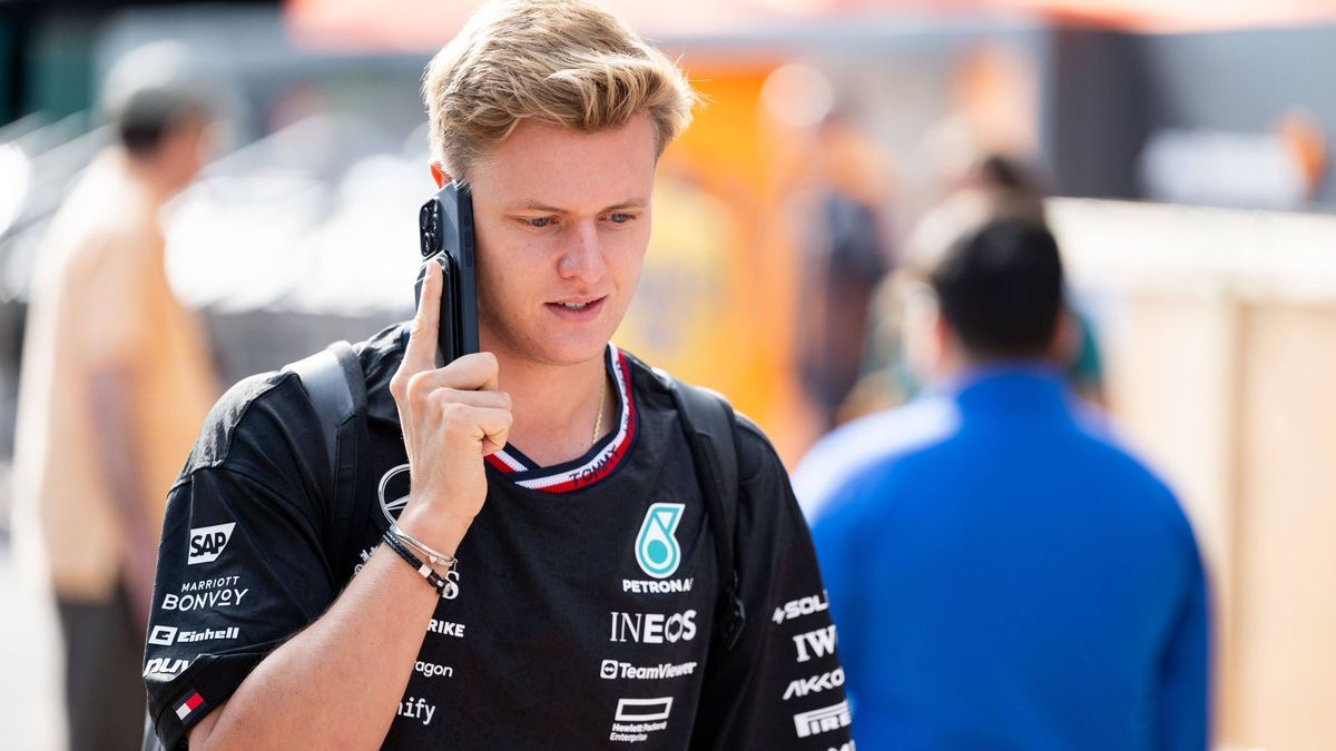 Mick Schumacher (Mercedes AMG Petronas Formula One Team, Test- und Ersatzfahrer) telefoniert mit Smartphone, USA, Formel 1 Weltmeisterschaft, Grand Prix der Vereinigten Staaten von Amerika, Circuit...