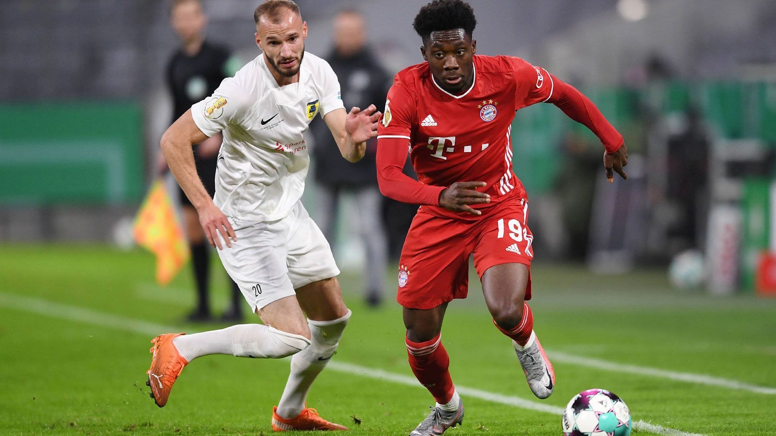 
                <strong>Alphonso Davies</strong><br>
                Zündete ein paar Mal auf seiner linken Seite den Turbo, ohne damit allerdings sonderlich viel zu bewirken. Hinten sicher, aber nach vorne nicht so wirkungsvoll wie sonst. ran-Note: 3
              