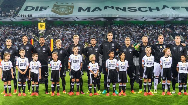 
                <strong>Schweinsteigers emotionaler DFB-Abschied</strong><br>
                Ein letztes Mal im DFB-Trikto die Hymne. Auch die Einlaufkinder sind ganz auf das Motto "Servus Basti" getrimmt.
              