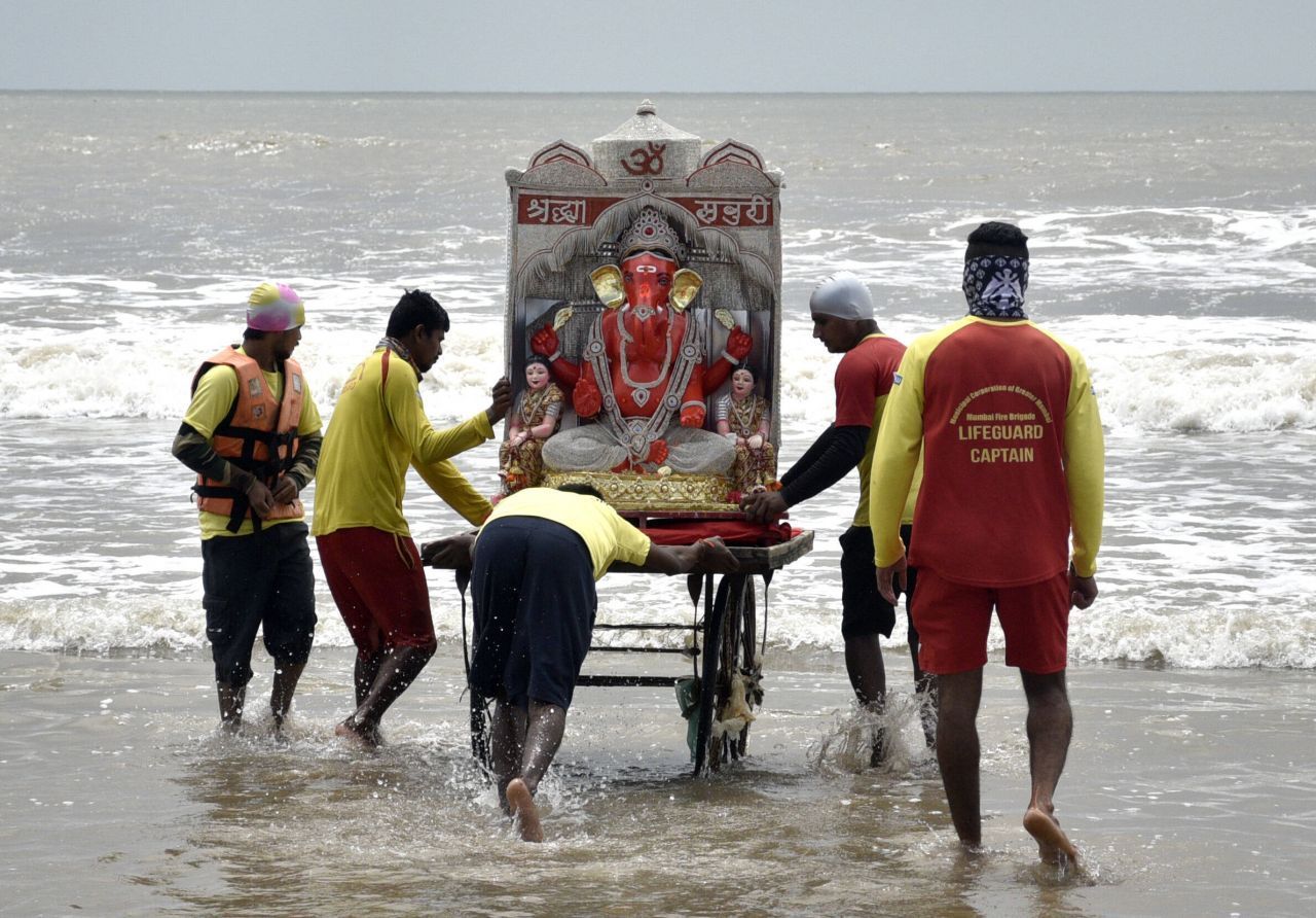 Es gibt noch andere Feste: zum Beispiel Ganesha Chaturthi, das Fest für den Gott mit dem Elefantenkopf. Am letzten Festtag werden die Ganesha-Statuen ins Wasser getragen und versenkt.