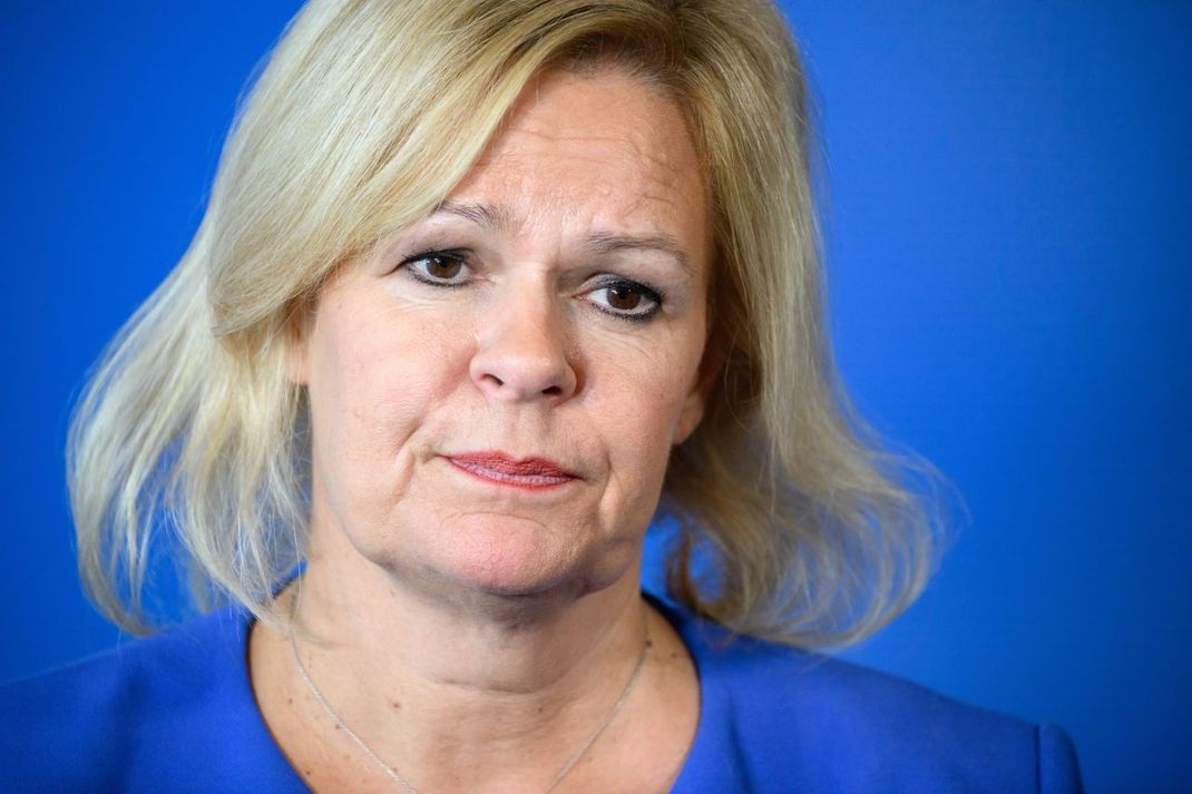 Bundesinnenministerin Nancy Faeser (SPD) überlasst es den Städten und Landkreisen, ob sie ein Feuerwerk-Verbot verhängen. Ob erneut pandemiebedingt ein bundesweites Böller-Verbot notwendig sein wird, ist noch nicht absehbar.
