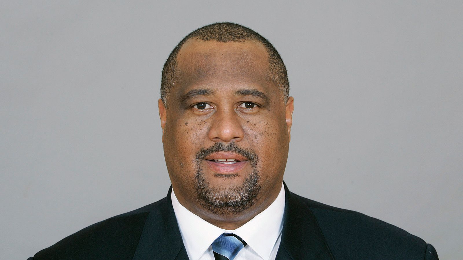 
                <strong>Skip Peete - Running Backs Coach (L.A. Rams)</strong><br>
                Bei den Peetes liegt Football in den Familien-Genen. Rodney, der Bruder von Skip Peete, war NFL-Quarterback. Vater Willie coachte ebenso Running Backs, zwischen 1995 und 1997 bei den Chicago Bears. Skip Peete ist seit 1988 in der NFL und hat einige Running Backs entwickelt. In seiner Zeit bei den Cowboys (2007 bis 2012) half er Marion Barber zu seinem ersten Pro-Bowl-Auftritt. Außerdem stellten seine Running Backs 2009 einen Franchise-Rekord der Cowboys mit 4,8 Yards pro Carry auf. Bei den Rams ist er seit 2016 und hat mit Todd Gurley einen der gefährlichsten Running Backs der Liga geformt, der die drittmeisten Yards in dieser Saison erlaufen hat.
              