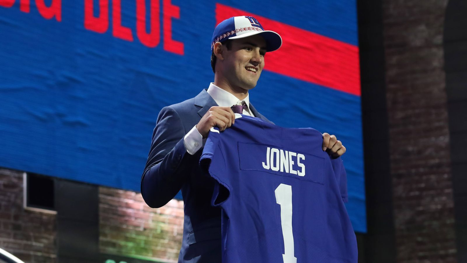 
                <strong>Daniel Jones (Quarterback, New York Giants)</strong><br>
                Pick Nummer: 6Prognostiziertes Gehalt für 4 Jahre: 25.576.601 US-DollarPrognostizierter Signing Bonus: 16.621.164 US-Dollar
              