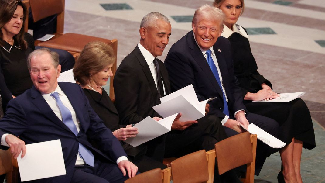 Der ehemalige US-Präsident Barack Obama, der ehemalige US-Präsident George W. Bush und der aktuelle US-Präsident Donald Trump beim Staatsbegräbnis für den ehemaligen US-Präsidenten Jimmy Carter.